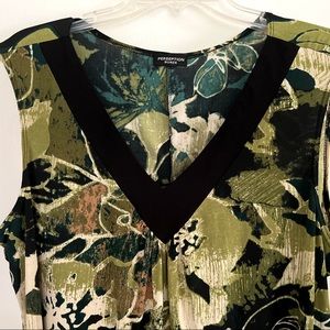 Sleeveless, handkerchief bottom, wide V-neck excellent cond Perseption Woman